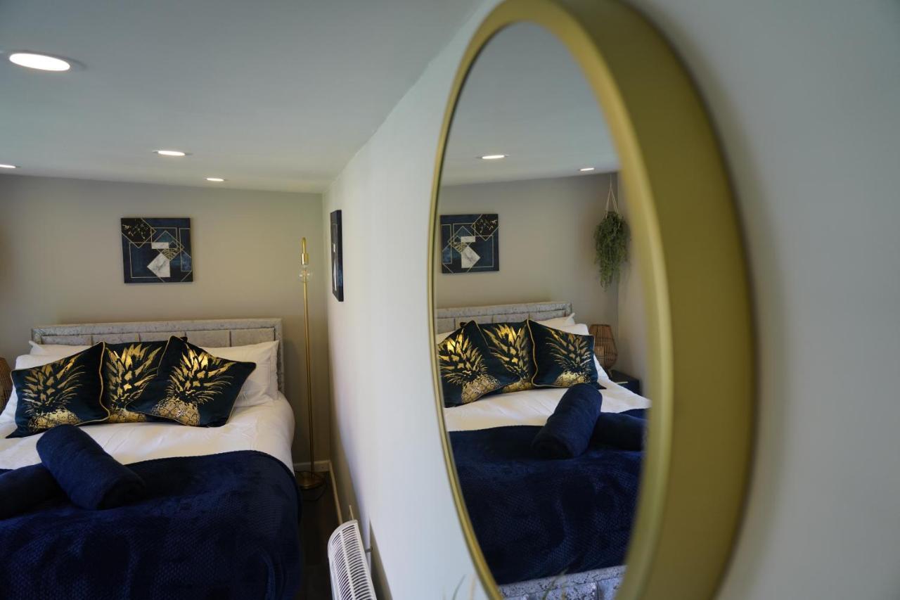 Cosy 1 Bed Garden Close To Centre - Free Parking & Wifi Apartment *
