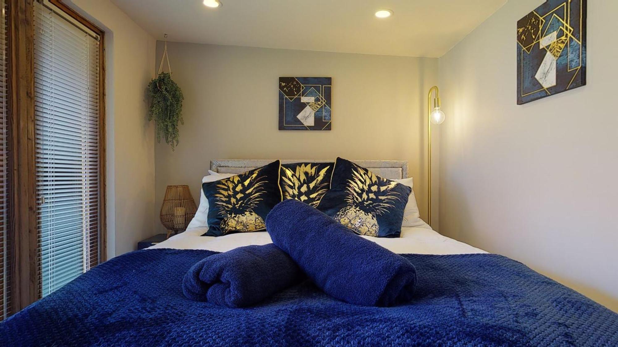 Cosy 1 Bed Garden Close To Centre - Free Parking & Wifi Apartment *